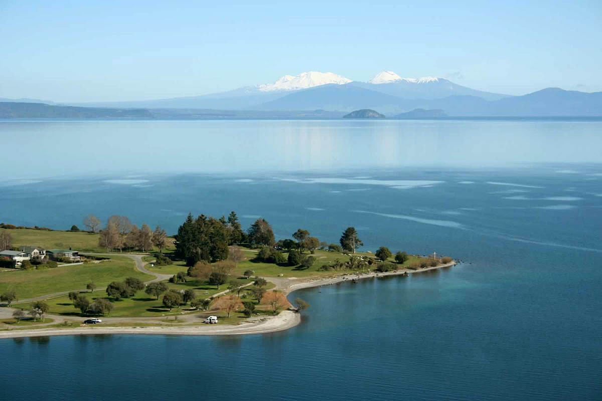 Пресное кратерное озеро Таупо (Lake Taupo) является самым большим по площади в Новой Зеландии. Площадь составляет 616 км2, что почти достигает размеров Сингапура. Lake Taupo, New ZealandНаходится водоем на Северном острове, прямо в центре Вулканическ