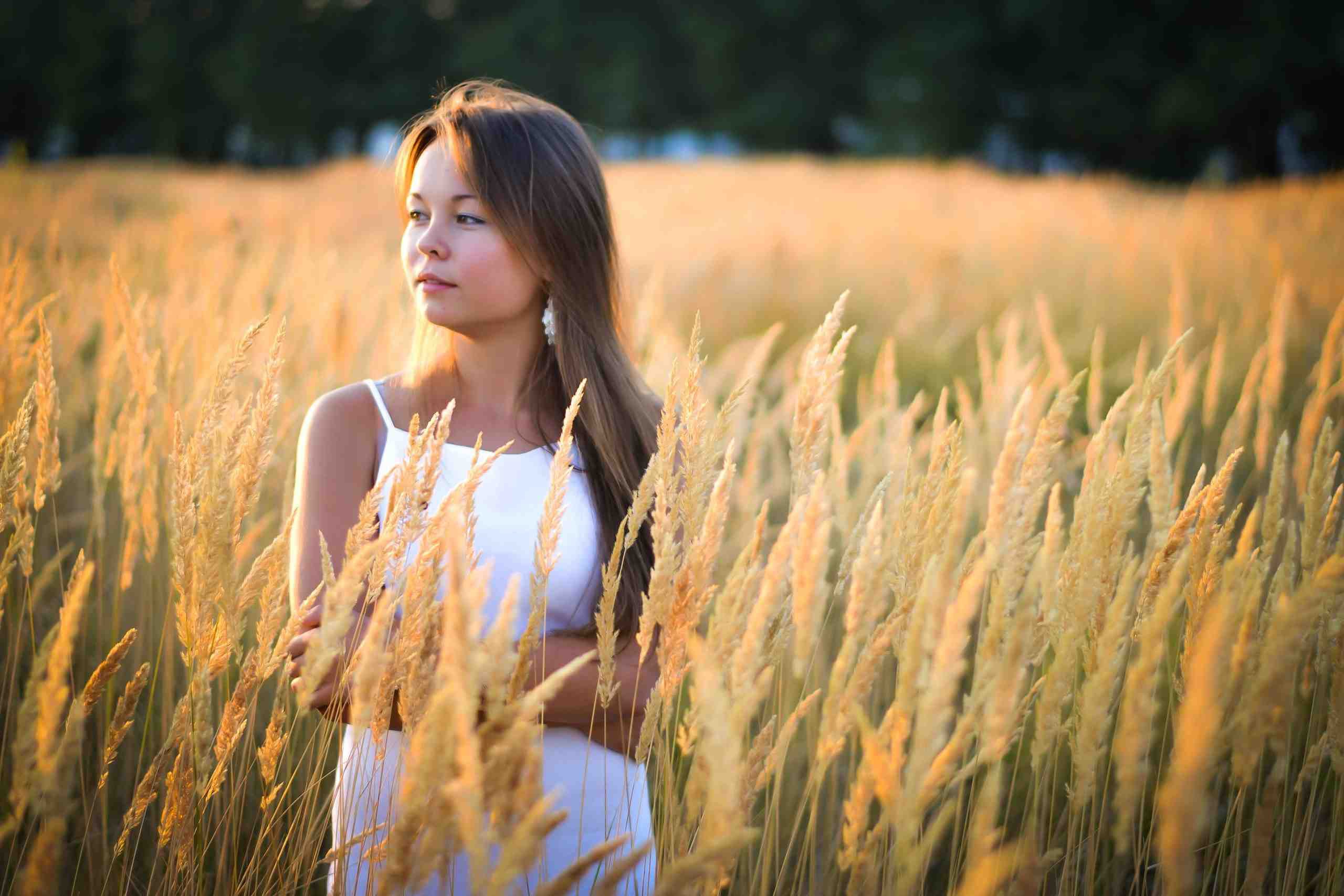 Необычайное лето слушать. Девушка в поле. Девушка в пшенице. Девушка в поле пшеницы. Фотосессия в пшеничном поле.