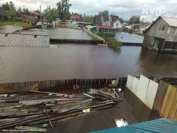 Уровень воды в оби в новосибирске сейчас. Паводок реки Обь. Половодье Оби. Обь наводнение. Наводнение Нижневартовск.