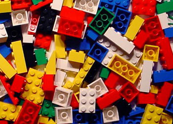 13. Мойте Лего и другие мелкие игрушки и детальки, положив их в наволочку. А наволочку - в машину.