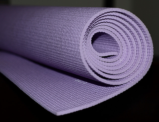 4. В этот список также входит коврик для йоги. После каждого занятия он нуждается в тщательной чистке!