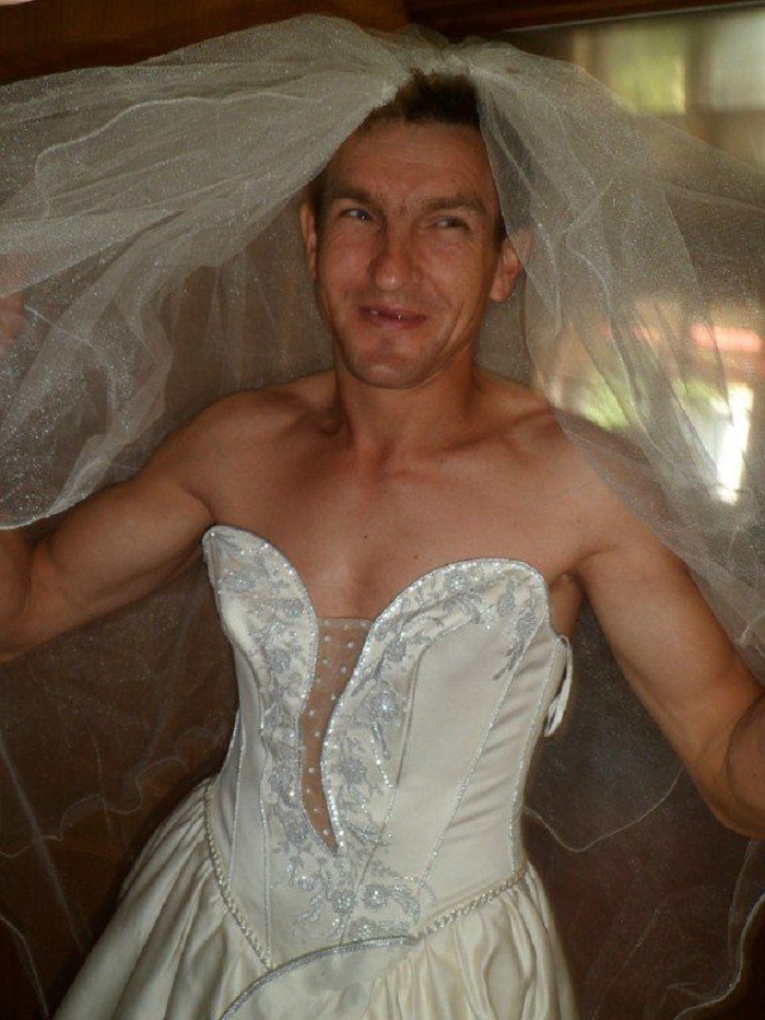 Я ужасный муж. Мужчина в свадебном платье. Смешные невесты. Ужасная свадьба. Некрасивые Свадебные платья.