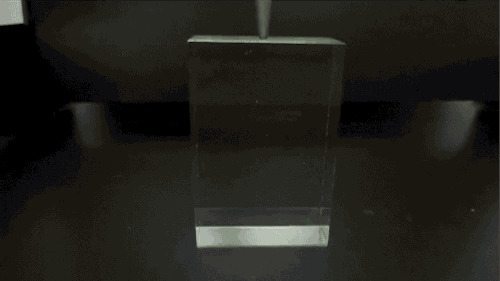 Фигура Лихтенберга, полученная путем подачи сильного разряда тока, в плексигласовую пластину