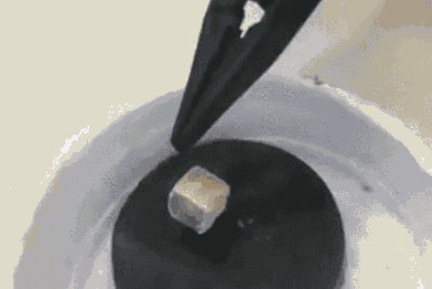 Куб, который заставляет перекатываться проводящая поверхность, охлажденная жидким азотом