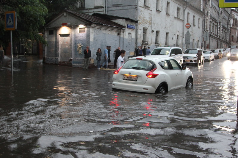Сколько будет идти дождь сегодня. Наводнение Хохловский переулок. Потоп в Хохловском переулке. Хохловский пруд. Ливень в Москве.