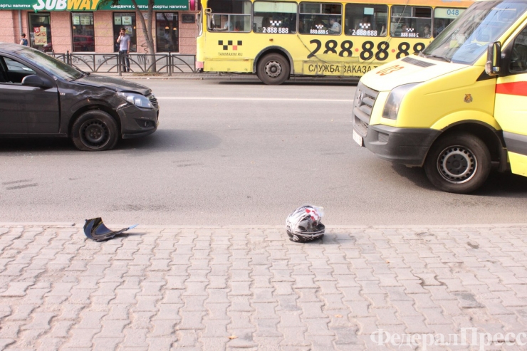 ВЕкатеринбургае серьезно пострадал пассажир мотоцикла