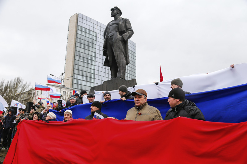 А вот памятник Ленину в Донецке сносить не собираются