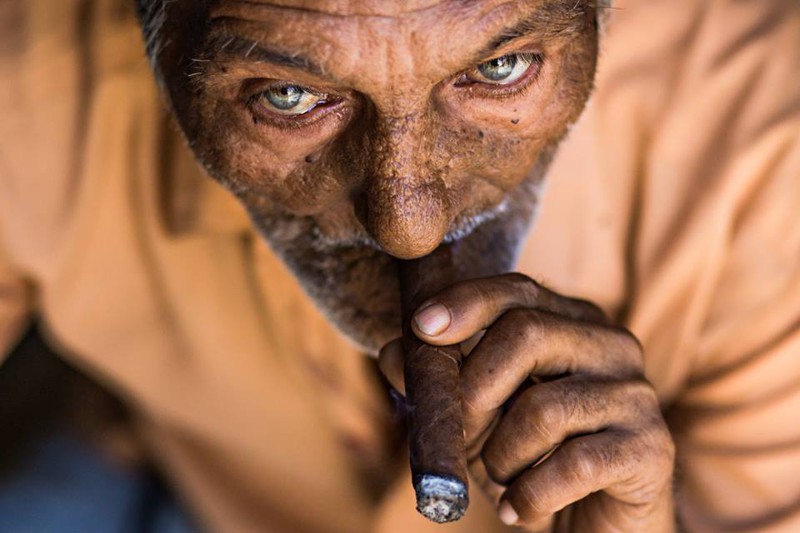 Очередной курильщик сигар, встретился на улицах Ла-Гаваны (Куба)