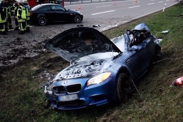 Водитель люксового BMW M5 выжил после ДТП на скорости 300 км/ч.
