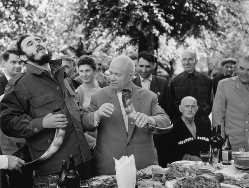 Хрущёв и Кастро обедают в колхозе «Гурипш» в Грузии, 1963