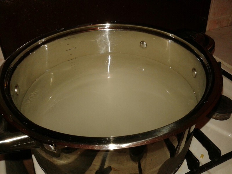 3. Четыре литра воды, на каждый литр воды столовая ложка соли "с горкой"