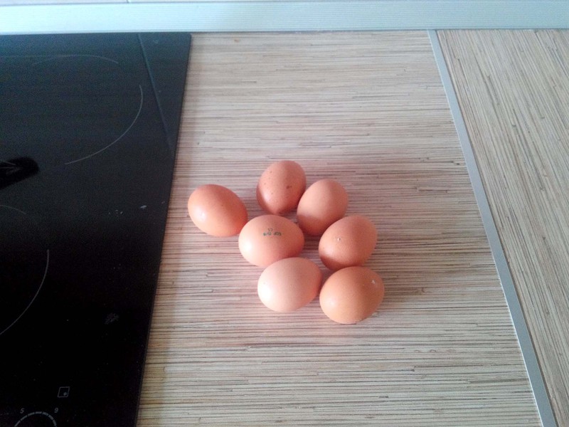 7-8 яиц из расчета два на персону и одно прозапас))