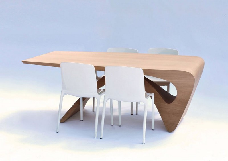 Замечательный стол из древесины