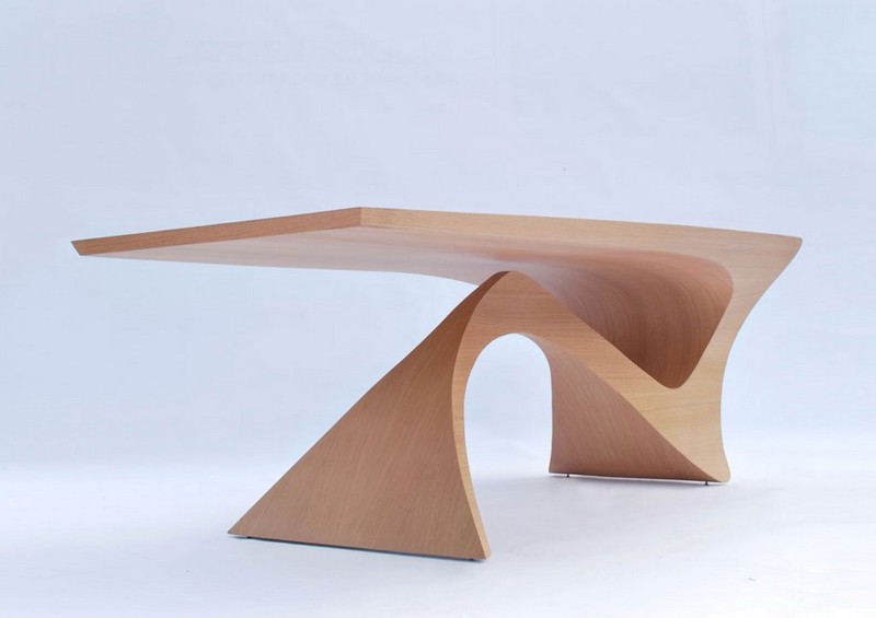 Замечательный стол из древесины