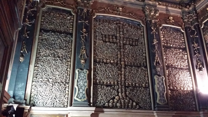 Часовня костей - одно из самых жутких мест Португалии