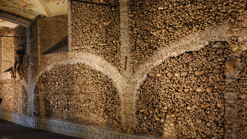 Часовня костей - одно из самых жутких мест Португалии