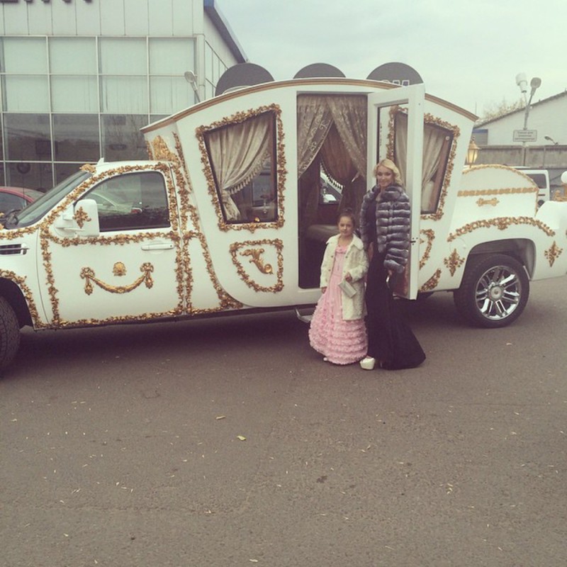 Анастасия Волочкова подарила дочери роскошную карету