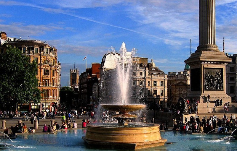 4. А если вы любите более высокие фонтаны - добро пожаловать на Трафальгарскую площадь.