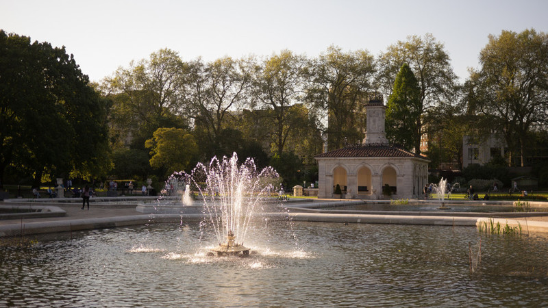 3. Можно бродить по Итальянским садам и сидеть у фонтанов.