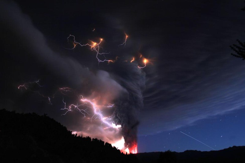 7. Молнии сверкают над извергающимся вулканом Пуеуэ недалеко от города Осорно, Чили, 5 июня 2011 года.