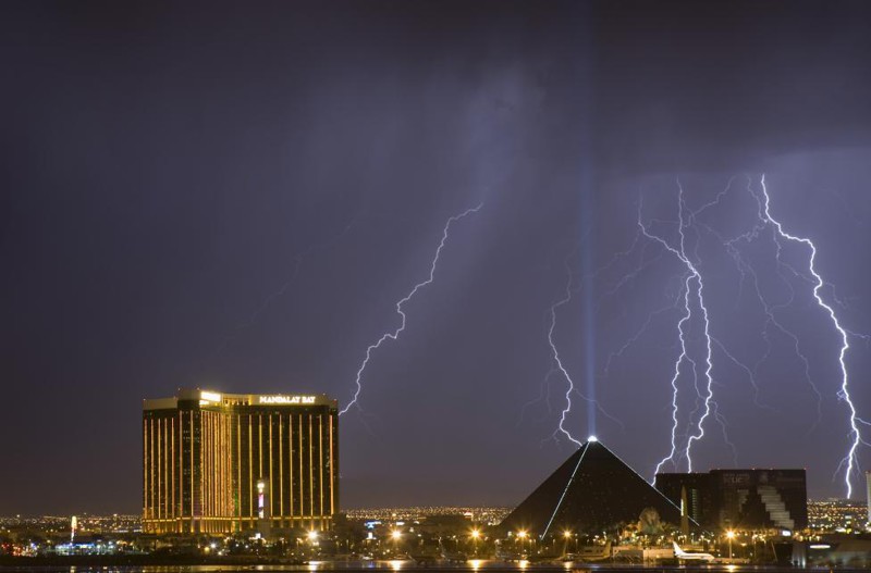 10. Молнии сверкают над казино-отелями «Мандалай-Бэй» и «Луксор» в Лас-Вегасе, штат Невада, США, 11 сентября 2011 года.