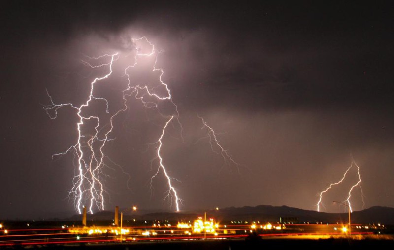 2. Молнии сверкают над аэропортом Барстоу-Даггетт к северу от Барстоу, штат Калифорния, США, 1 июля 2015 года.