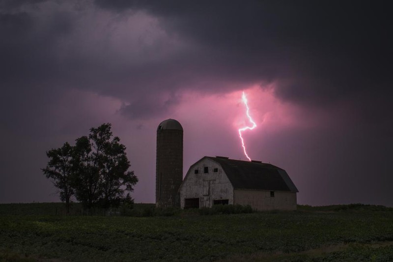 6. Молния над старым амбаром в соевом поле в Доннеллсоне, штат Айова, США, 13 июля 2012 года.