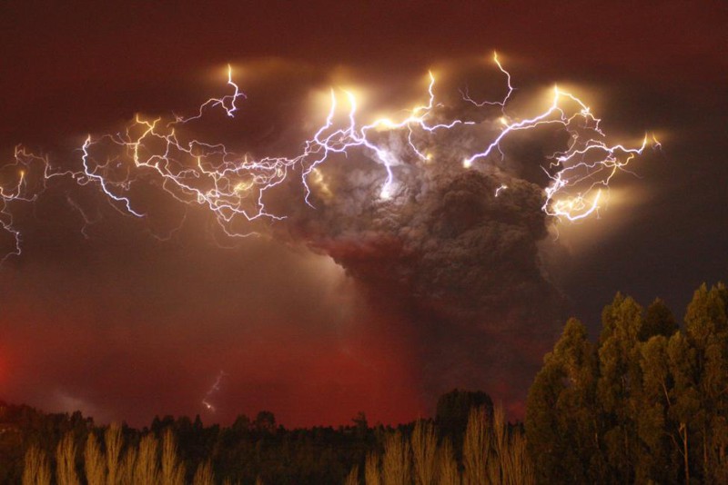 12. Молнии сверкают над извергающимся вулканом Пуеуэ недалеко от города Энтре Лагос, Чили, 5 июня 2011 года.