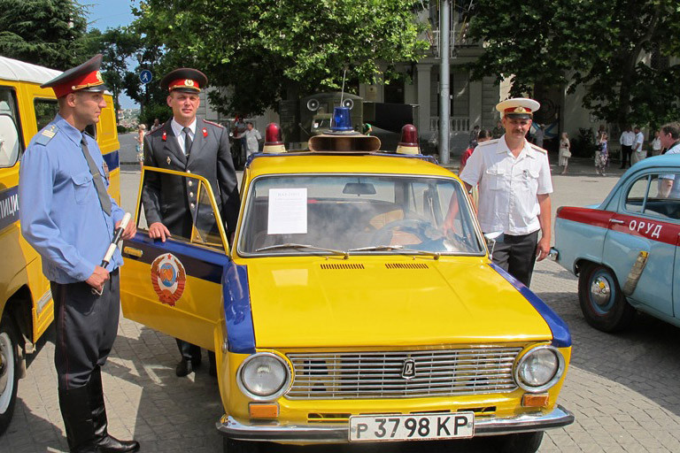В Севастополе показали старинные милицейские автомобили