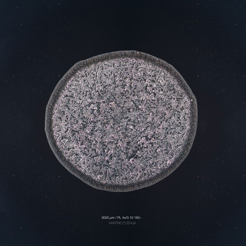 Фотограф Морис Миккерс делает уникальные снимки слёз под микроскопом