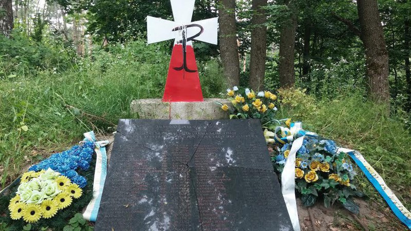 Погибшим от бандеровских выродков, Польша уничтожает памятники УПА