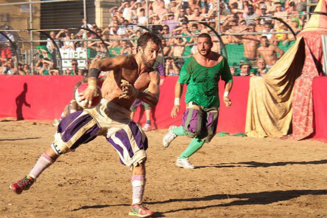 Calcio storico Fiorentino фото красивого прохода команды