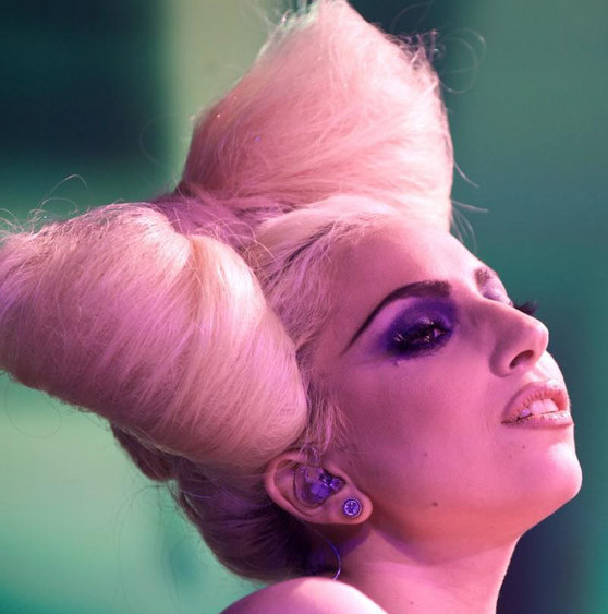 5.  за ним следует Леди Гага, голову которой украшает бант из волос. 
