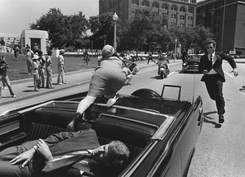 9. Это не фотография через минуту после убийства Джона Кеннеди. Это сцена из фильма. 