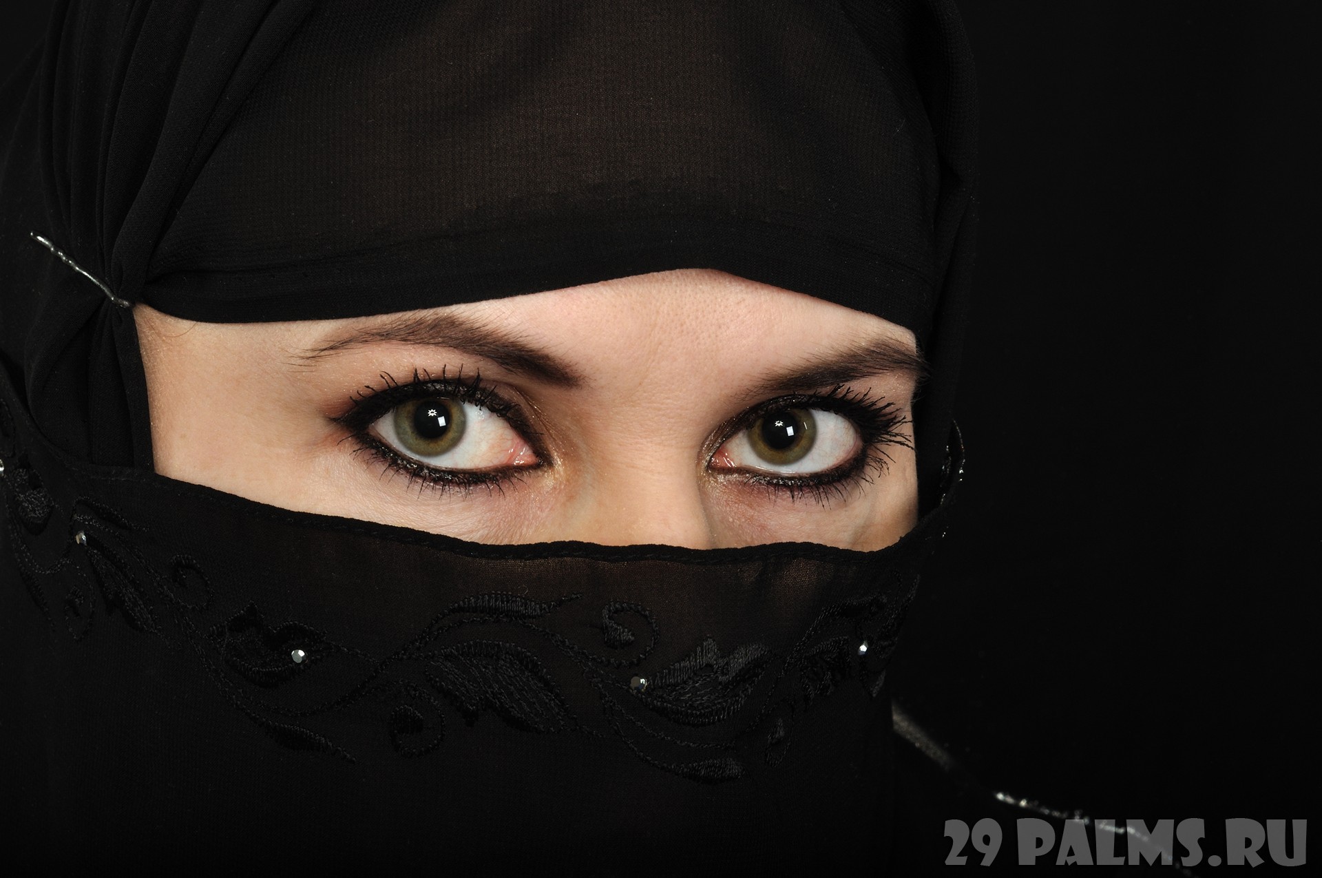 Паранджа 6. Арабские девушки. Красивые арабские девушки. Женщина в парандже. Арабские глаза девушек.