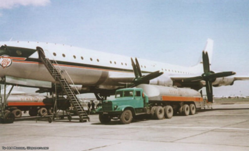 Советский авиалайнер Ту-114. Экскурсия в старину
