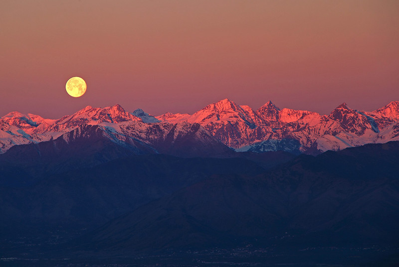 Полная луна над Альпами