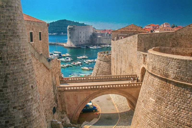 Прогуляться по стенам Дубровника, которые защищают город с VII века