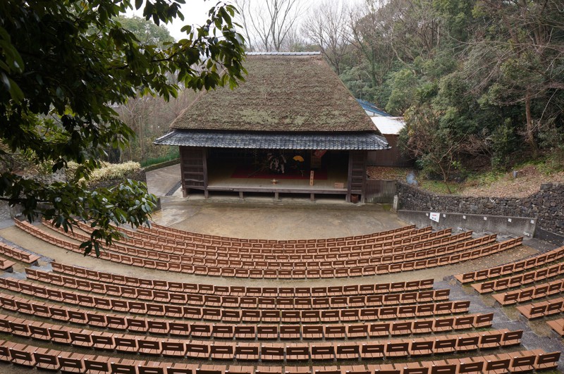 Сцена театра Кабуки привезённая с острова Сёдо-сима знаменитого своими театральными постановками