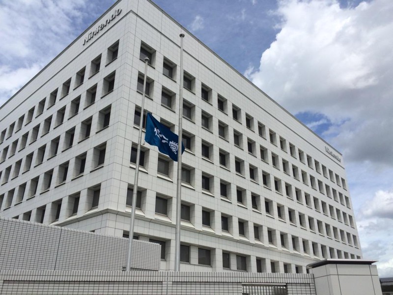 Nintendo же по-своему оказала почтение своему президенту, приспустив флаги у своей штаб-квартиры в Киото: