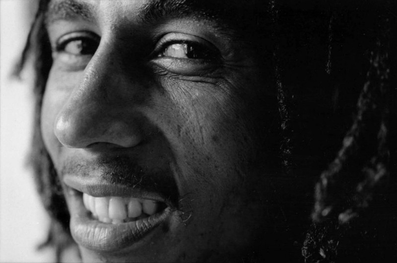 Боб Марли — легенда музыки регги. Талантливый музыкант из трущоб Ямайки добился мировой известности, стал символом свободы и отличного настроения. Благодаря ему миллионы человек на всем земном шаре узнали, что такое замечательная «музыка солнца». 