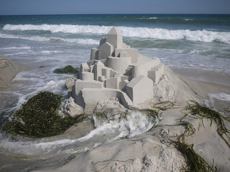Замки и скульптуры из песка