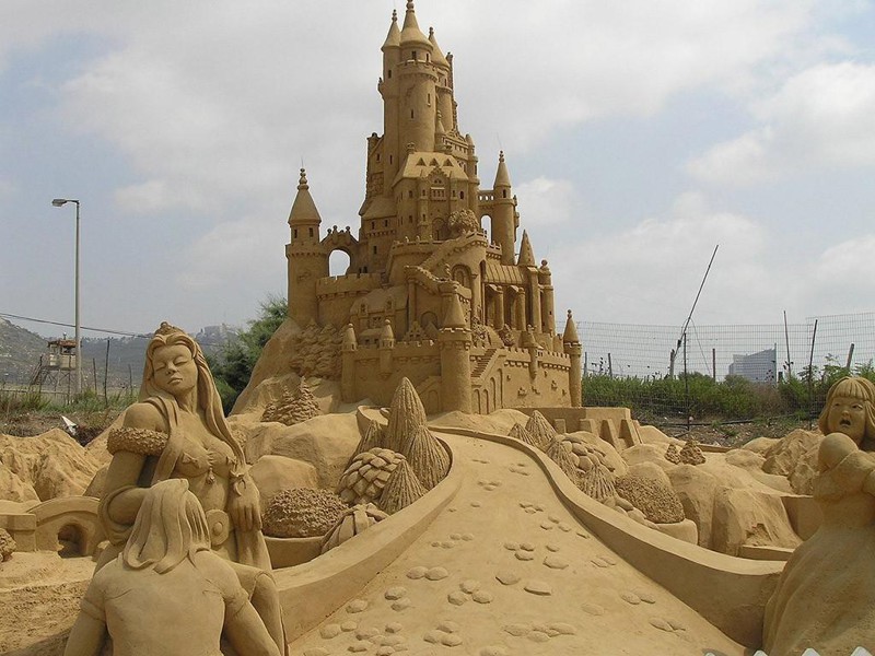 Замки и скульптуры из песка