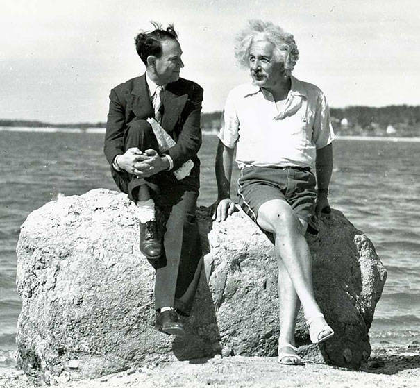 29. Альберт Эйнштейн летом 1939 года в Нассау, Лонг-Айленд.