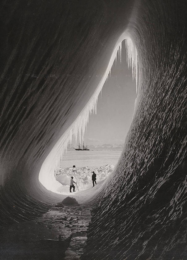 2. Два человека в гроте айсберга во время британской антарктической экспедиции, 5 января 1911.