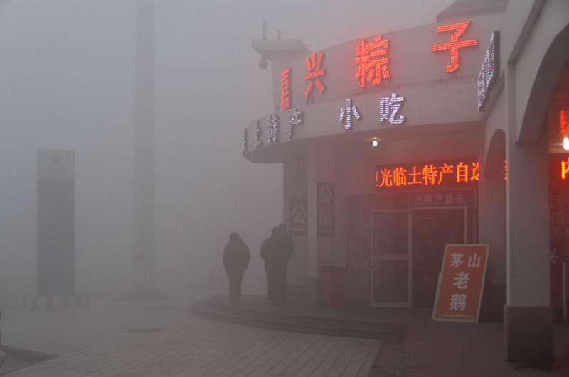 31. Плотный смог утром в Пекине