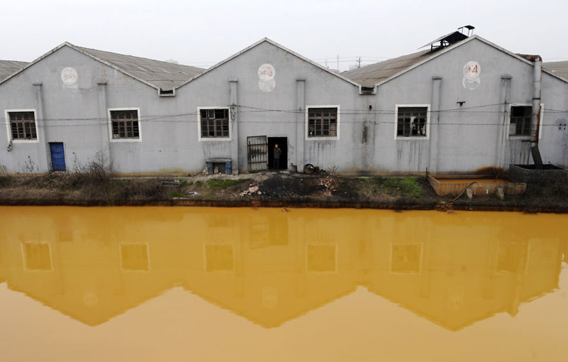 19. Загрязнённая река в Цзясине, провинция Чжэцзян