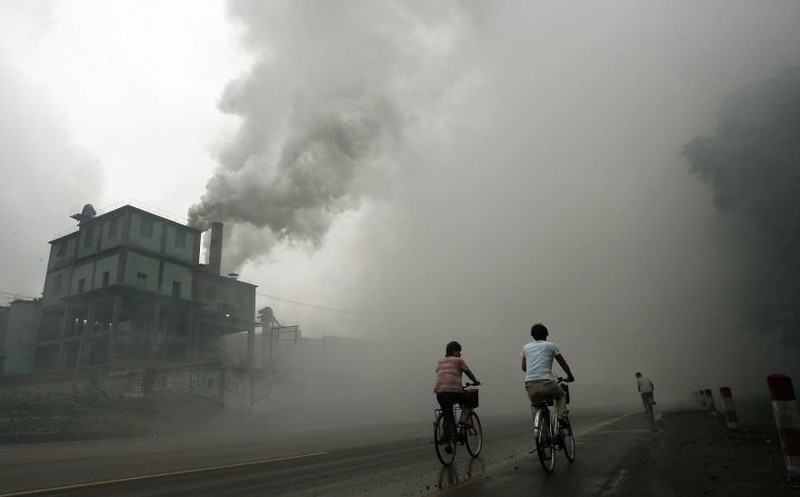 13. Загрязняющая атмосферу фабрика в уезде Юйтянь в 100 км к востоку от Пекина