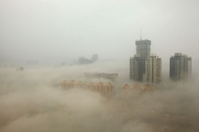 10. Дома в Пекине, окружённые смогом