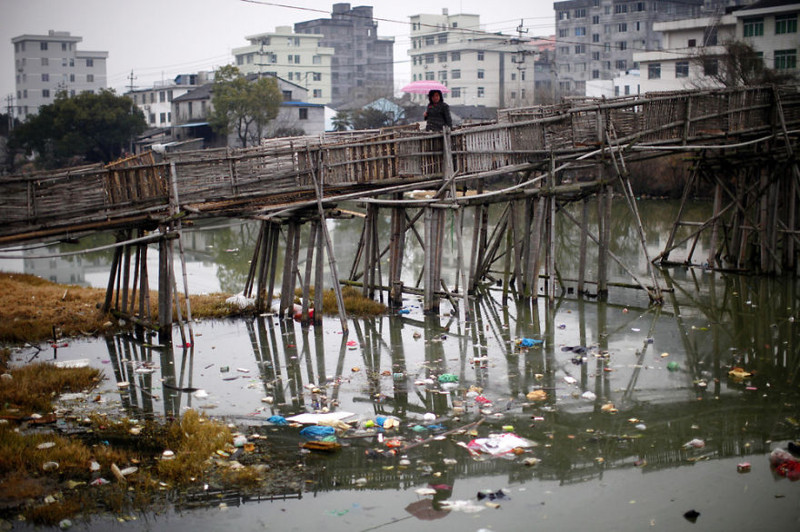 24. Мост через забитую мусором воду, округ Вэньчжоу, провинция Чжэцзян